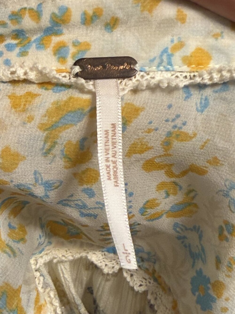 Free People Hold On To Me Printed Blouse Button Up Floral Ivory Size Large - Picture 4 of 6